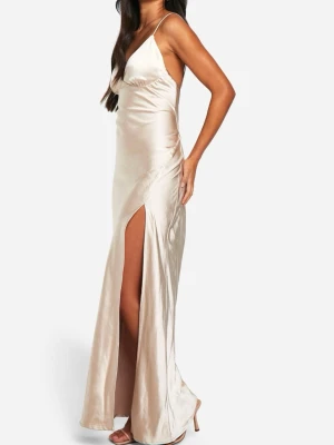 Balklänning  - Jätte vacker balklänning som är använt en gång, är 165 cm och den nuddar marken för mig med klackar. 💗