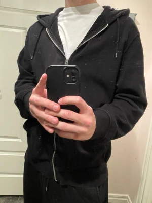 Zip hoodie - Svart zip hoodie från weekday i storlek M, hör av er vid mer frågor eller bilder pris kan diskuteras!