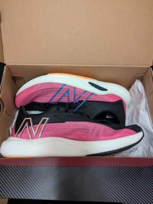 New balance fuelcell  - Säljer ett par helt nya skor i perfekt skick. Aldrig använda och levereras i originalkartong.  Nypris: ca 2200 kr Mitt pris: 650 kr    Ett riktigt bra tillfälle att få ett par kvalitetsskor för en bråkdel av butikens pris.  ✔ 100% nya ✔ Originalkartong ingår ✔ Redo att skickas direkt  Kan fraktas inom hela Sverige eller så finns det Möjlighet till upphämtning i Göteborg.  Endast seriösa köpare. Skicka meddelande vid intresse eller om du vill ha fler bilder.