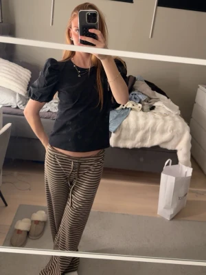 Svart topp med puffärmar - Köpt ifrån hm, använder inte längre🌸