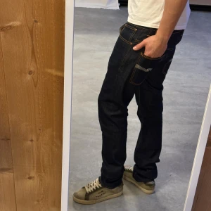 Mörkblå jeans från Nudie  - Storlek W33 L36. Modell Thin Finn 