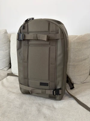 DB ramverk 21l ryggsäck - Säljes i mycket fint skick! (Se bilder)  Använd fåtal gånger. Köpt för 2200kr i slutet av år 2025