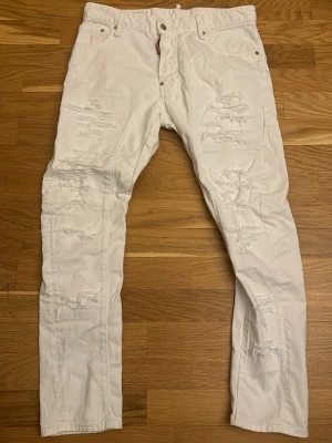Äkta Dsquared tidy biker Jeans - Säljer mina  väldigt sparsamt använda dsq jeans. Verifikation finns så bara att höra av dig vid frågor👍