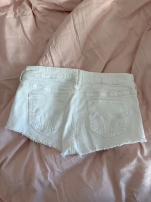 Vita jeansshorts från Hollister  - Jeansshorts från Hollister! Vita shorts som passar till allt! Jätte snygga till sommaren!!💕💕W27
