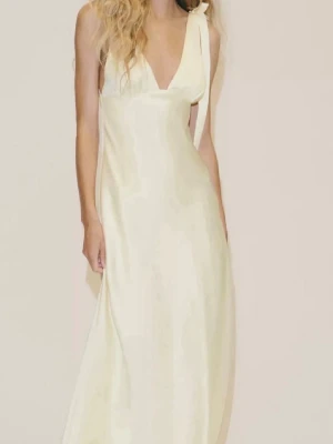 Ljusgul klänning från Zara - Hej! Jag söker denna klänning i XS eller S⭐️ 