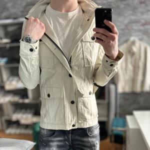 Oscar jacobson field jacket - Mycket bra skick, liten skada på insidan som visas på sist bilden men annars prima skick! Passar dig som är mellan 175-185cm ungefär. Nypris ca 4000kr. Modellen är 185 cm, 75kg. Passar bra nu till våren! Skriv för mer information!🤝
