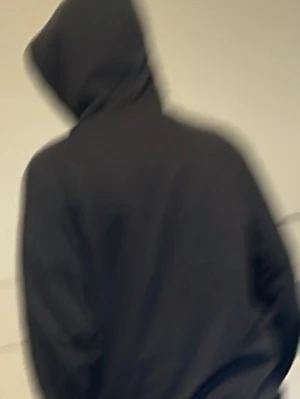 Svart hoodie med huva - En klassisk svart hoodie med huva och lång ärm. Hoodien har en enkel och clean design utan synliga tryck eller loggor. Perfekt för dig som gillar en stilren och avslappnad look.