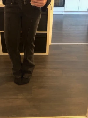 Svarta raka jeans med pressveck - Säljer ett par svarta jeans med raka ben och markerade pressveck framtill. Jeansen har klassisk femficksmodell och normal midja. Perfekta för dig som gillar en stilren och enkel look.