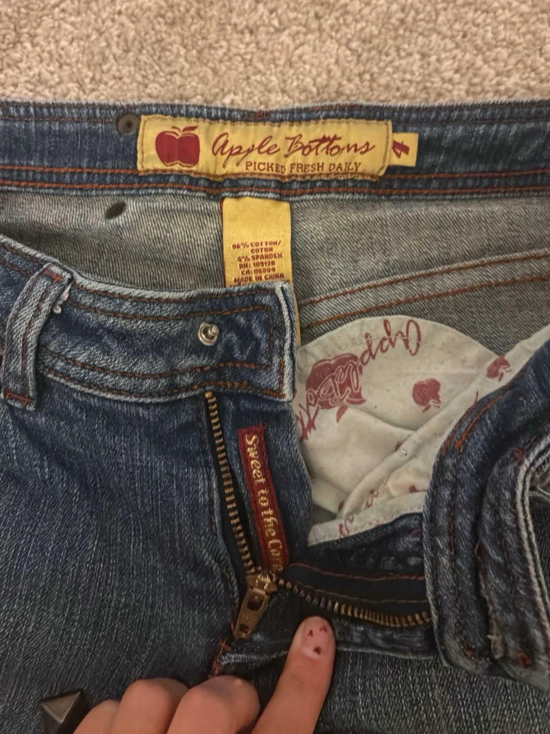 Blå jeans med nitar från Apple Bottoms - 1