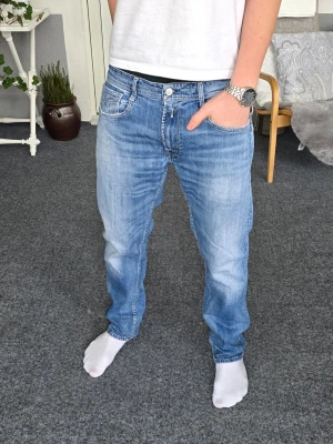 Replay jeans - Replay jeans i storlek 32/32. Sitter supernice, och har snygga slitningar/fades. Skriv om du har några frågor.