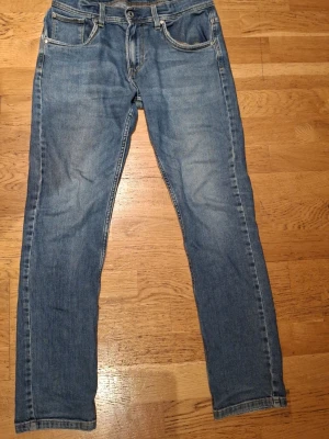 Ljusblå pepe jeans med små slitningar st 164 - Snygga jeans med klassisk femficksdesign som passar till allt. Det finns små slitningar som syns på bilderna. Skriv för mer info.