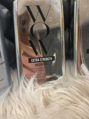 Color Wow Dream Coat Extra Strength - Color Wow Dream Coat Extra Strength är en silverfärgad flaska med anti-frizz och fuktgivande egenskaper för håret. Produkten är utformad för att ge ett slätt och långvarigt resultat. Flaskan rymmer 200 ml och har en modern, stilren design.