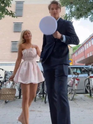 Ljusrosa axelbandslös kortklänning - Söt ljusrosa kortklänning med volang upptill och markerad midja. Axelbandslös modell med utställd kjol som ger en lekfull och trendig look. Perfekt för sommarens alla tillfällen. Passar xs-s men är liten i storleken. Ej mina bilder 