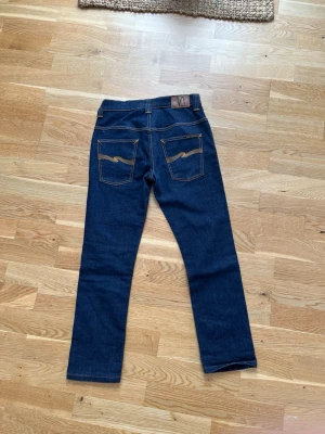 Nudie jeans  tape ted - Nudie jeans dry i modellen tape ted som motsvarar en mer slim tapered passform. Byxorna är i storlek w30 l32 och är i extremt bra skick!