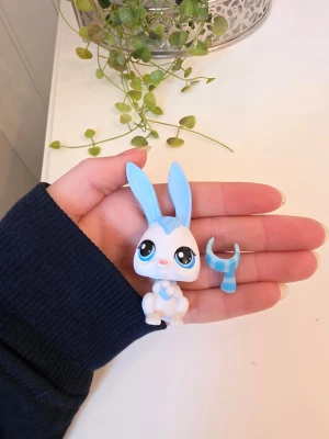 littlest pet shop - Littlest pet shop kanin med tillbehör authentisk Finns fler i min profil för bundle. Följ gärna för att se fler jag lägger upp