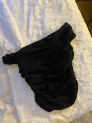 Svart oneshoulder topp från Zara - Svart topp från Zara i storlek S. Använd fåtal gånger. Skriv för fler bilder 💕