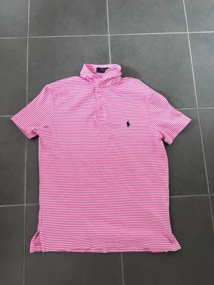 Ralph lauren piketröja - Randig Ralph Lauren pikétröja för män storlek M. Väldigt bra skick, inga skador/slitage. Hör av dig vid intresse/frågor. PRIS KAN DISKUTERAS!