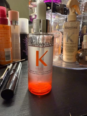 Kérastase Genesis hårserum 90 ml - Kérastase Genesis Anti Hair-Fall Fortifying Serum är ett stärkande hårserum med aminecil, ingefärsrot och koffein. Kommer i en genomskinlig flaska med orange botten och pipett för enkel applicering. Perfekt för dig som vill motverka håravfall och stärka håret.