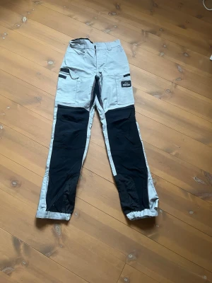 Frilufsbyxor  - Gråa frilufsbyxor, aldrig använda. Skriv om ni har frågor 😊