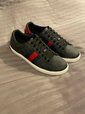 Gucci ace svarta - Minimalt använda, säljer för de är för små för mig. Priset kan diskuteras vid snabb affär. Tveka inte på att kontakta vid minsta fundering. 