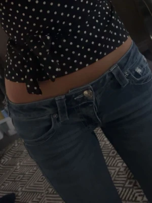 Low waist true religion jeans - Säljer ett par true religion jeans. Jag har strlk xs/s, är 170 cm och dom sitter perfekt både passform och längd. Inga defekter förutom att dom kom med trasig dragkedja men det går att fixa själv. Aldrig använda men därför billigt pris