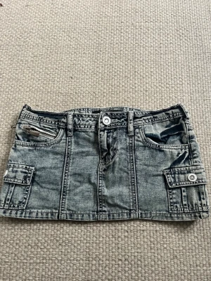 Miniskirt - En JÄTTEFIN lågmidjad jeanskjol. Säljer då den tyvärr inte passade mig                                                   Midjemått: 72cm🌺🌺