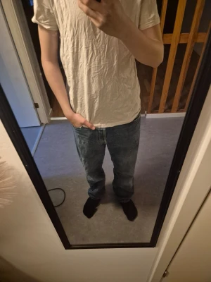 Blå Replay jeans med raka ben - Säljer ett par klassiska blå jeans från Replay med raka ben och normal midja. Jeansen har två bakfickor med diskreta sömmar och Replay Blue Jeans-märke på linningen. Perfekta för en avslappnad och stilren look. W30 L32