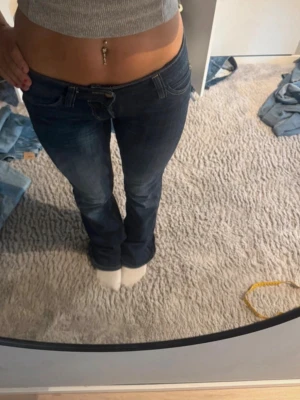 Weekday jeans  - Säljer ett par mörkblå bootcut jeans med låg midja från Weekday. Storleken är 27/32. 