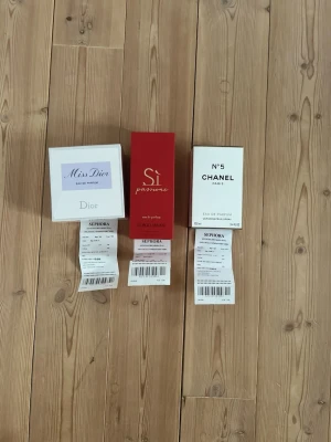 Parfymset från Dior, Armani & Chanel reseller bundle  - Säljer tre exklusiva parfymer: Miss Dior i vit och ljuslila förpackning, Sì Passione från Giorgio Armani i röd ask och klassiska Chanel No 5 i vit box. Alla är eau de parfum och kommer i eleganta, stilrena förpackningar.
