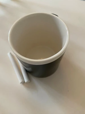 Kreativ mugg - Säljer en mugg från EXCELLENT HOUSEWARE som man kan måla med kritor på. Superkul för barnen. Helt oanvänd och fortfarande i orginalförpackningen! Pris är förhandlingsbart så passa på!