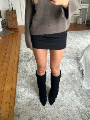 Boots - lululia - Säljer ett par svarta skitsnygga boots. Funkar till allt och är bekväma. Klackhöjd 10 cm. Storlek 38 men passar dig som har 36/37. De är väl använda men syns inte på utsidan - ser nästan som nya ut. Sulan på insidan är lite sliten. Men med strumpor på är det inga problem!❤️