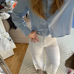 Linnebyxor - Vita linnebyxor med hög midja från Hm! Pris kan diskuteras💕 observera en grå fläck på höger ben!