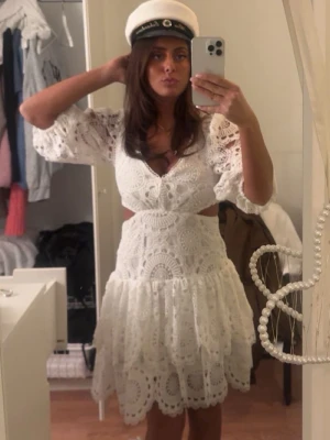 Intressekoll!!! Maje liknande klänning  - Lägger endast ut för intressekoll på denna maje liknande klänningen. Den är ifrån golden days Paris i storlek S. Det är mina egna bilder, har inte fler bilder på. ❤️ inga defekter. Perfekt till student eller sommaren