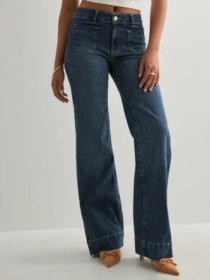 Mörkblå wide leg jeans - Säljer dessa snygga jeans från Nelly då jag råkade ta fel storlek. 🫠Helt i ny skick. Pris kan självklart diskuteras 🌸