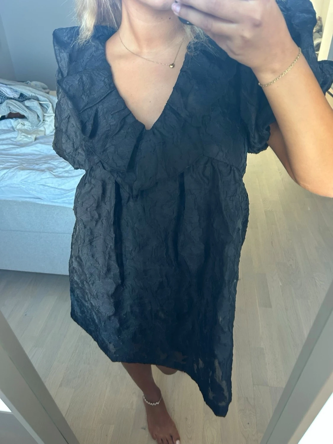 Svart kort klänning med volang