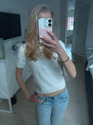 Stickad topp med pärldetaljer - Supersöt stickad topp/tröja/kofta med fina pärldetaljer från H&M🌸 aldrig använd.