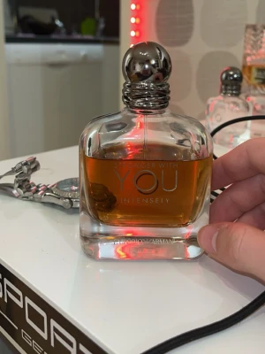 Stronger With You Intensely parfym - Stronger With You Intensely från Giorgio Armani är en herrparfym i en elegant, genomskinlig glasflaska med rundade former och silverfärgad metallkork. Doften har en djup bärnstensfärgad vätska och flaskan pryds av märkets logotyp på korken. Automizer funkar inte kanske med en annan automizer frön stronger with you och pris går att diskutera.