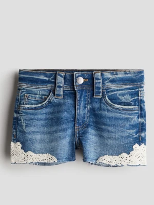 Spets jeans shorts hm  - skitsnygga spets jeans shorts från hm. skulle säga midwaist men de varierar från person till person🥹skriv om frågor +kan prissänka , passar typ som xxs men är strl 158 från barn, säljer billigt då de är för små