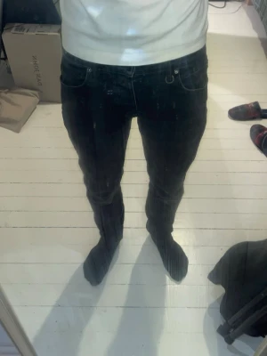 Svarta slim fit jeans - Säljer ett par svarta Lou slim jeans från neuw size 31 32 Perfekta för dig som gillar en enkel och stilren look.