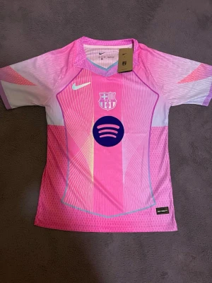 FC Barcelona rosa matchtröja Nike -  ✅ Helt ny – aldrig använd ✅ Inga defekter eller fläckar ✅  Toppkvalitet  ✅ Storlek S  🤔 Har du någon fundering eller fråga? Hör av dig!  