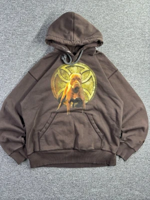 Vintage Y2K Pitbull West Coast hoodie – storlek XL - Unik vintage Y2K hoodie från Pitbull West Coast i storlek XL. Iögonfallande stort tryck framtill – perfekt för en Y2K / streetwear stil. 📏 Storlek: XL 📐 Mått visas i bilderna ✨ Skick: Bra skick – skicket visas tydligt i bilderna Riktigt snygg hoodie som sticker ut och passar perfekt till vintage eller streetwear outfits. 💸 Följ mig så får du 10% rabatt på köpet!