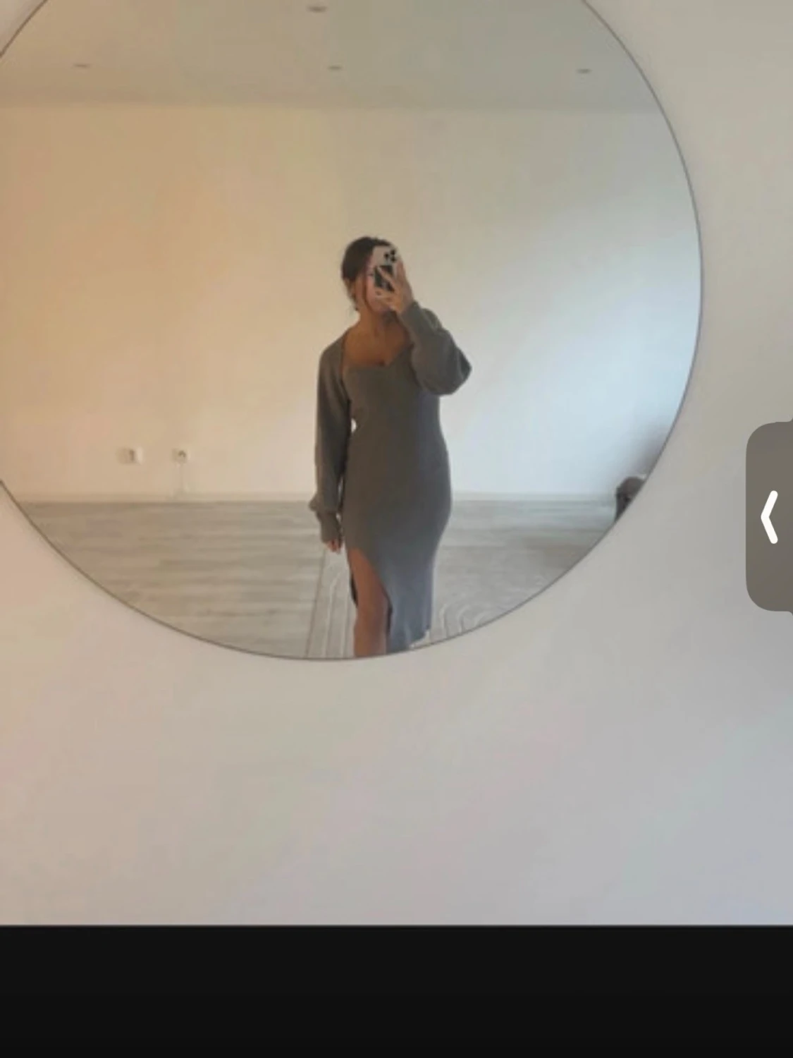 Grå stickad långklänning med slits - 1