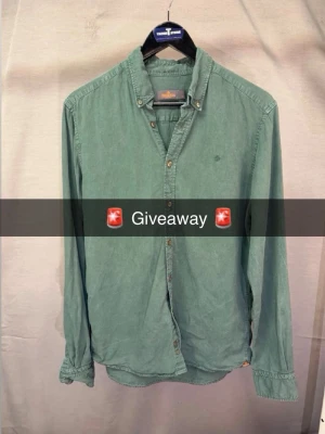 🚨 giv3away Morris skjorta 🚨!!! - Jag ger bort denna denna sjukt fina morris skjorta till en lycklig vinnare! Perfekt för sommaren. Size M. Modellen är 180 den är lite stor på modellen. Skick 9/10 inga defekter. FÖR ATT DELTA: följ kontot, likea annonsen, skriv klar, och likea alla mina aktiva annonser! Avslutas den 25 mars. Stort lycka till🤝😄