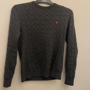 Grå merinoull tröja från Morris - Säljer en stilren grå kabelstickad tröja från Morris i 100% merinoull.  Perfekt för kyliga dagar och passar både till höst och vinter. Tröja är i  storlek S men är väldigt liten och passar xs-xxs, passar ungefär 160cm tveka inte vid köp🍂❄️👊