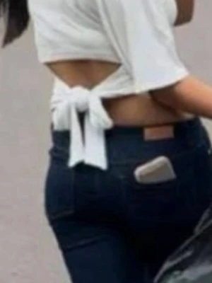 Vit topp med knyt i ryggen - Säljer en vit croppad topp med knyt i ryggen. Toppen har korta ärmar och är tillverkad i ett mjukt bomullsliknande material. Perfekt för dig som gillar trendiga och avslappnade looks. Tröjan är snålt använd och har inga skador. 