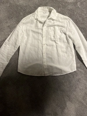 Vit linneskjorta från Kappahl  - Säljer en vit vanlig skjorta använd 1 gång bara på midsommar säljer för den är för liten inga fläckar eller nått riktig snygg på sommaren.