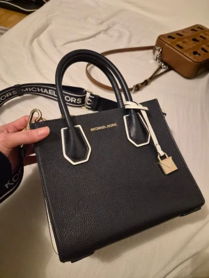Mörk blå handväska från Michael Kors - Äkta Michael Kors väska, använd sällan. Pris kan diskutera. 