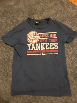 New York Yankees vintage T-shirt  - Säljer denna New york yankees vintage T-shirten! Extrem snygg och bra skick!   Hör av dig vid minsta lilla funderingen!   #archivefashion #vintage #newyork #yankees