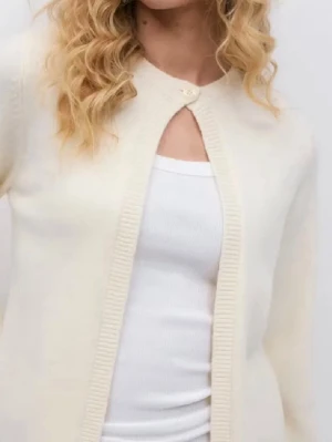 Krämvit kofta från Gina tricot  - Stilren krämvit kofta från Gina tricot med rund halsringning och ribbade kanter. Koftan har en knapp upptill och är tillverkad i mjukt, tunt stickat material. Perfekt att slänga över en topp för en clean look. Enbart använd en gång, nyskick. Storlek M men passar mig som normalt använder S. 