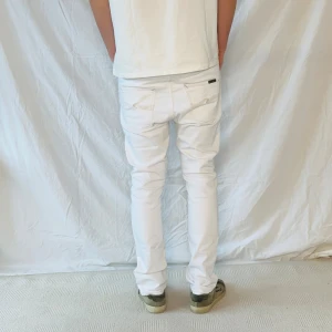 Vita Jeans från Nudie Lean Dean - Fräscha till sommaren! Storlek 32/32. Märke: Nudie Jeans. Modell: Lean Dean